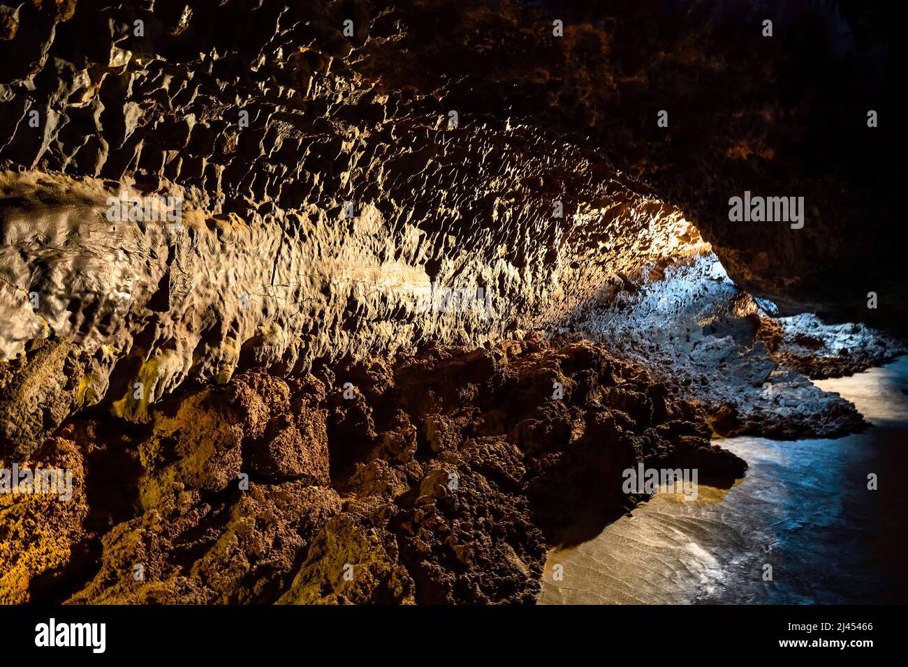 Farbig beleuchtet Bereiche der Cueva de los Verdes, Lanzarote, Höhle im Lavagestein, Lanzarote, Kanarische Inseln, Spagnolo Foto Stock