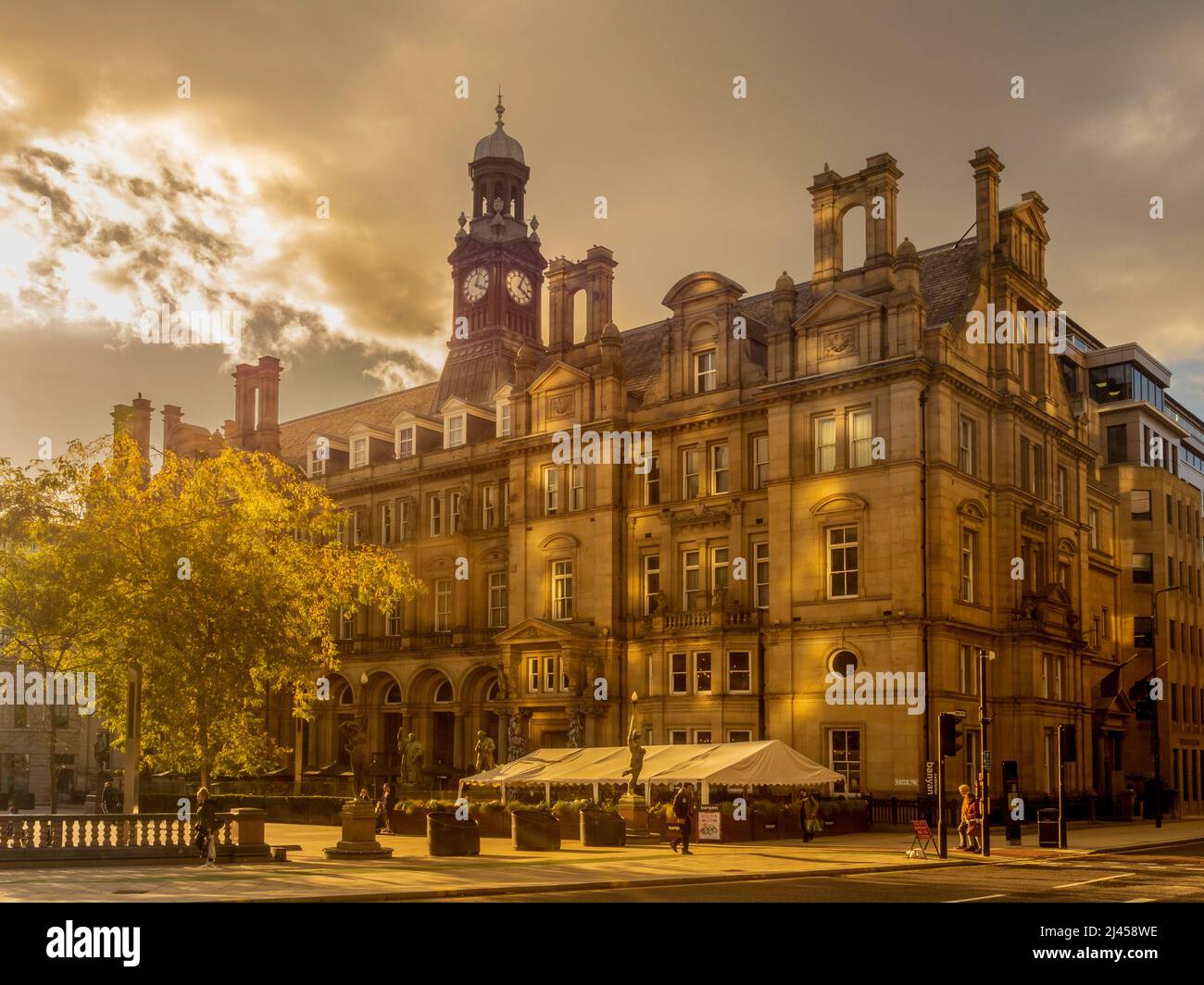 Il grado II elencato Old Post Office in City Square, Leeds in atmosfera di luce nel tardo pomeriggio. Foto Stock