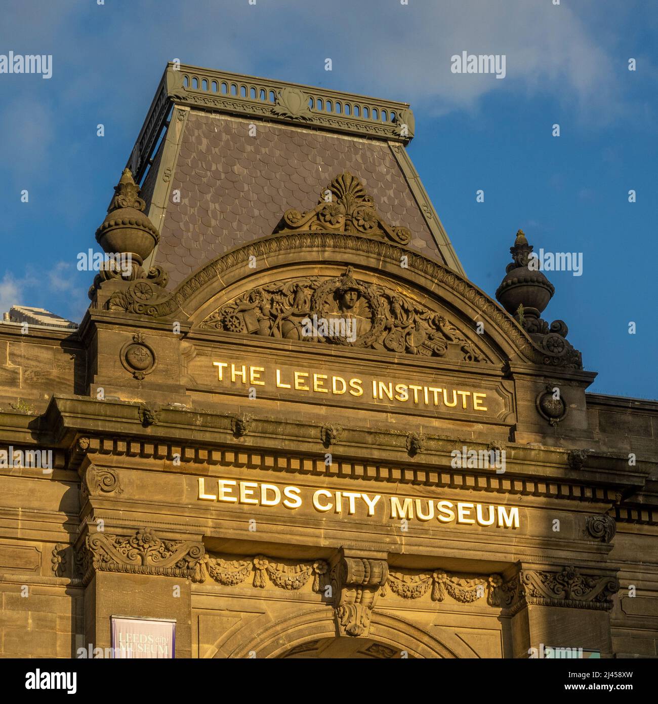 L'esterno del Leeds City Museum è ospitato nell'ex Istituto di meccanica a Millennium Square. Leeds. REGNO UNITO Foto Stock