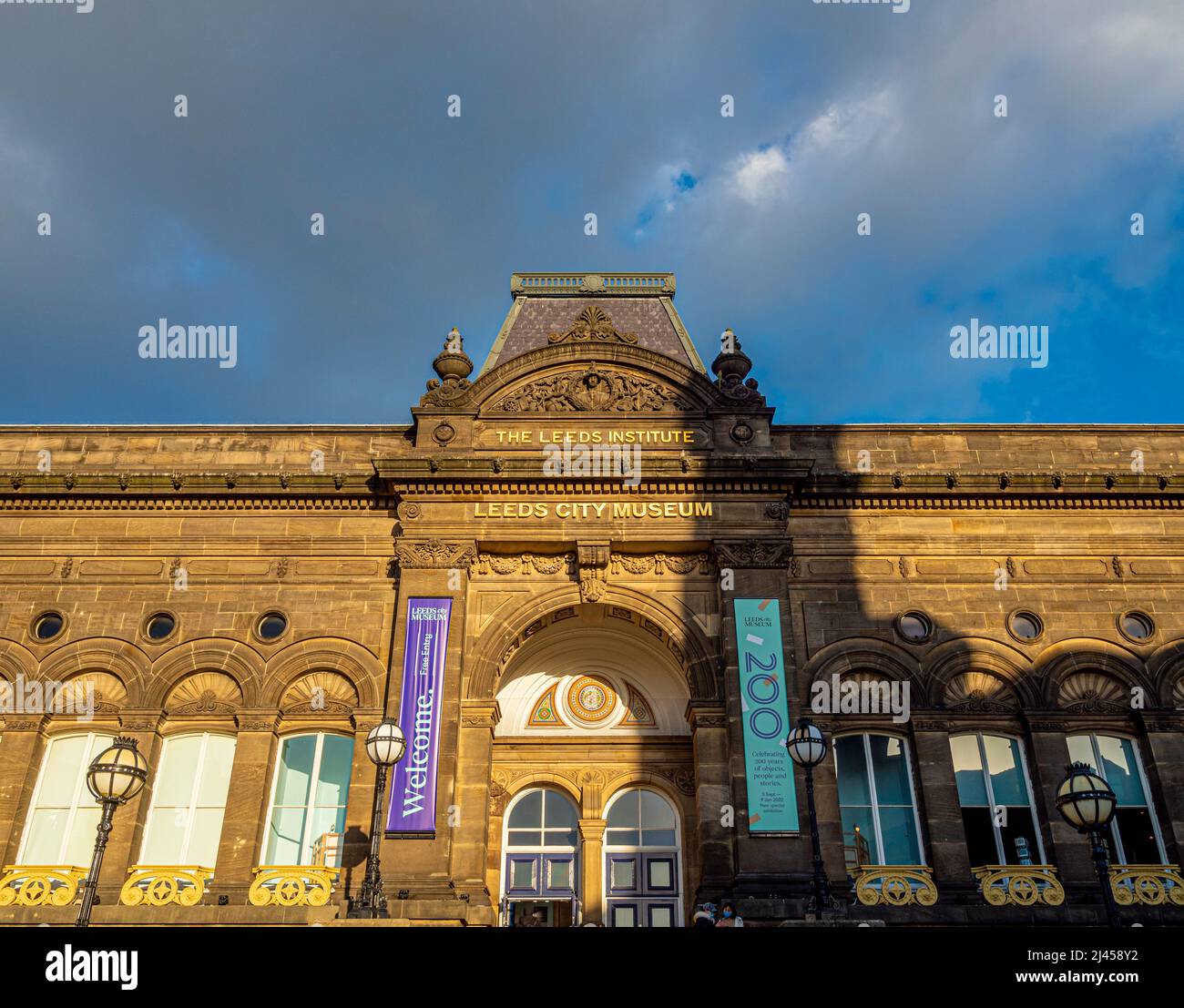 L'esterno del Leeds City Museum è ospitato nell'ex Istituto di meccanica a Millennium Square. Leeds. REGNO UNITO Foto Stock