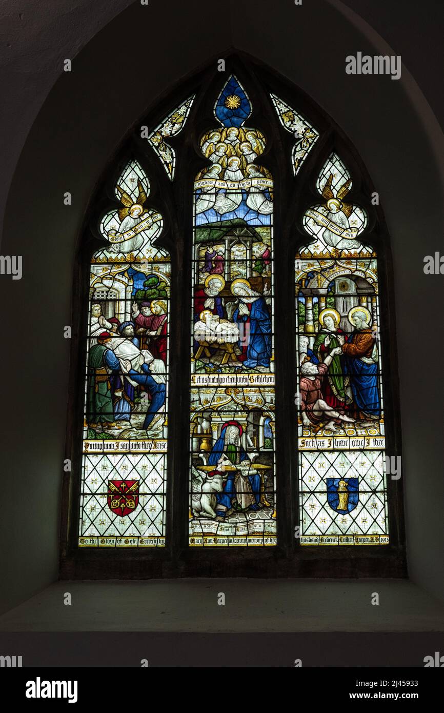 Vetrata 1913 di Burlison & Grylls nella chiesa anglosassone di tutti i Santi, Brixworth, Northamptonshire, Regno Unito Foto Stock