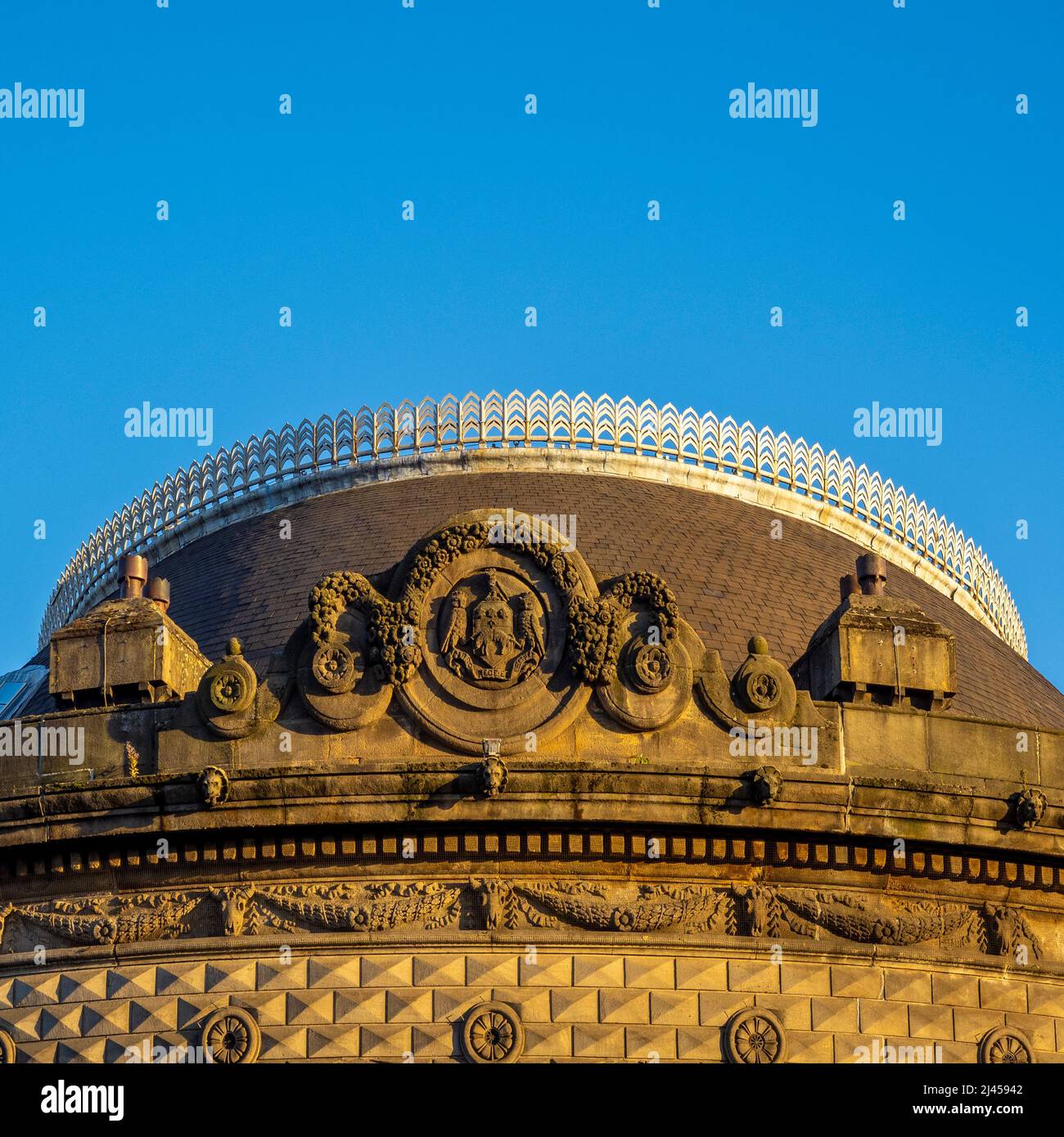 Facciata ovest dell'edificio ovale Corn Exchange, con il suo tetto a cupola ornato a Leeds, West Yorkshire, Regno Unito. Foto Stock