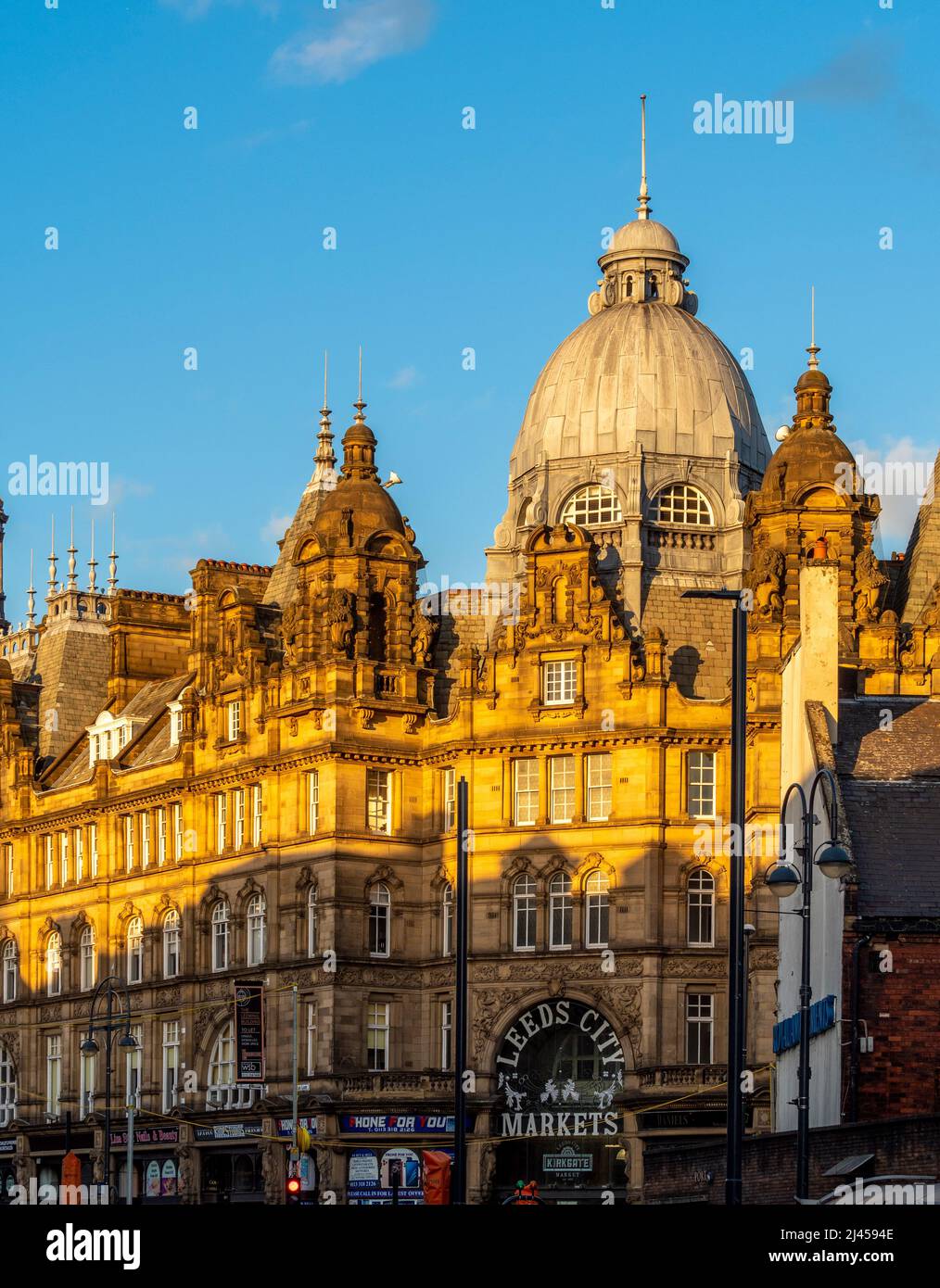 Leeds City Market con i suoi tetti ornati, visto da Vicar Lane, Leeds. REGNO UNITO. Foto Stock