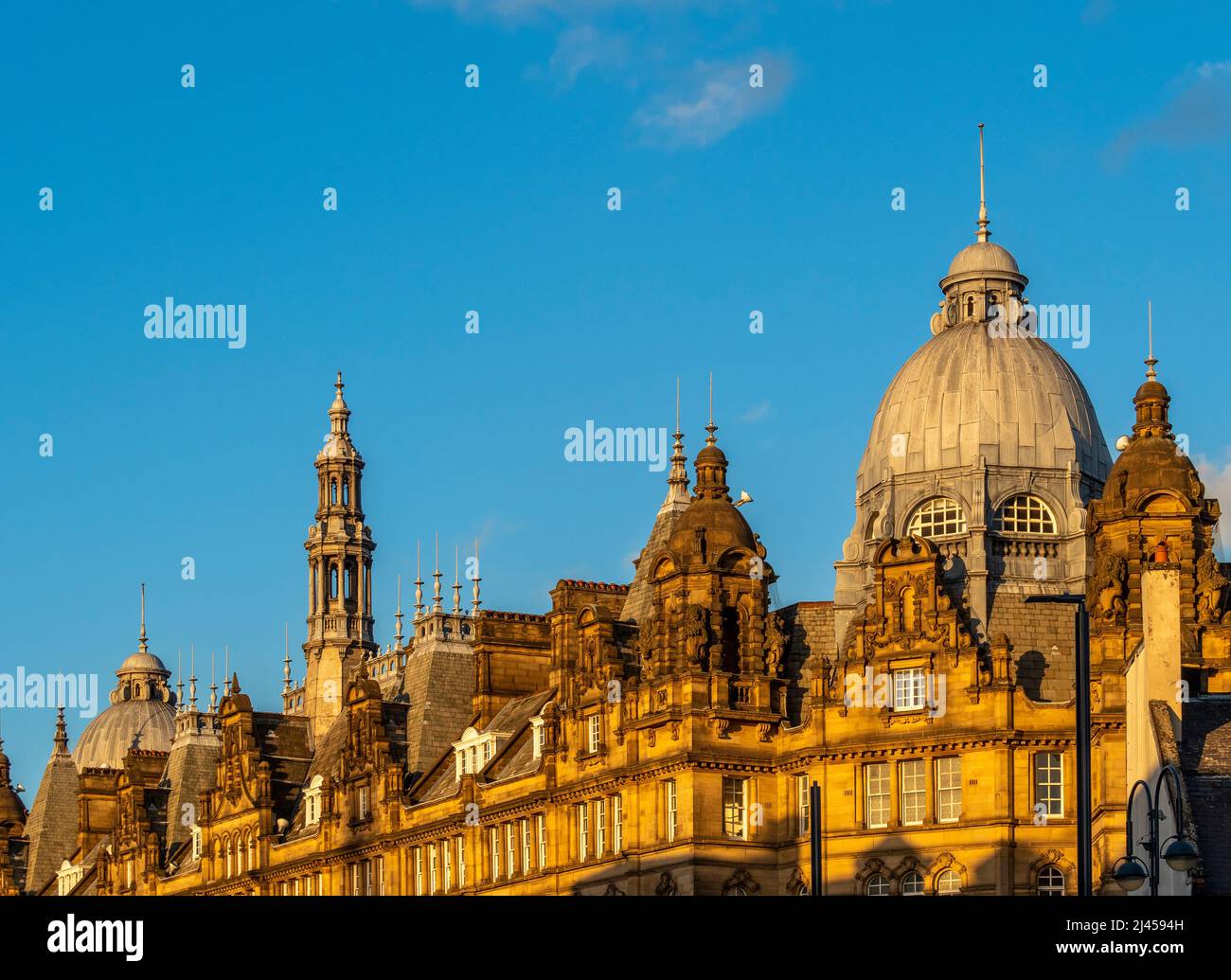 Tetti ornati del mercato cittadino di Leeds, visti da Vicar Lane, Leeds. REGNO UNITO Foto Stock