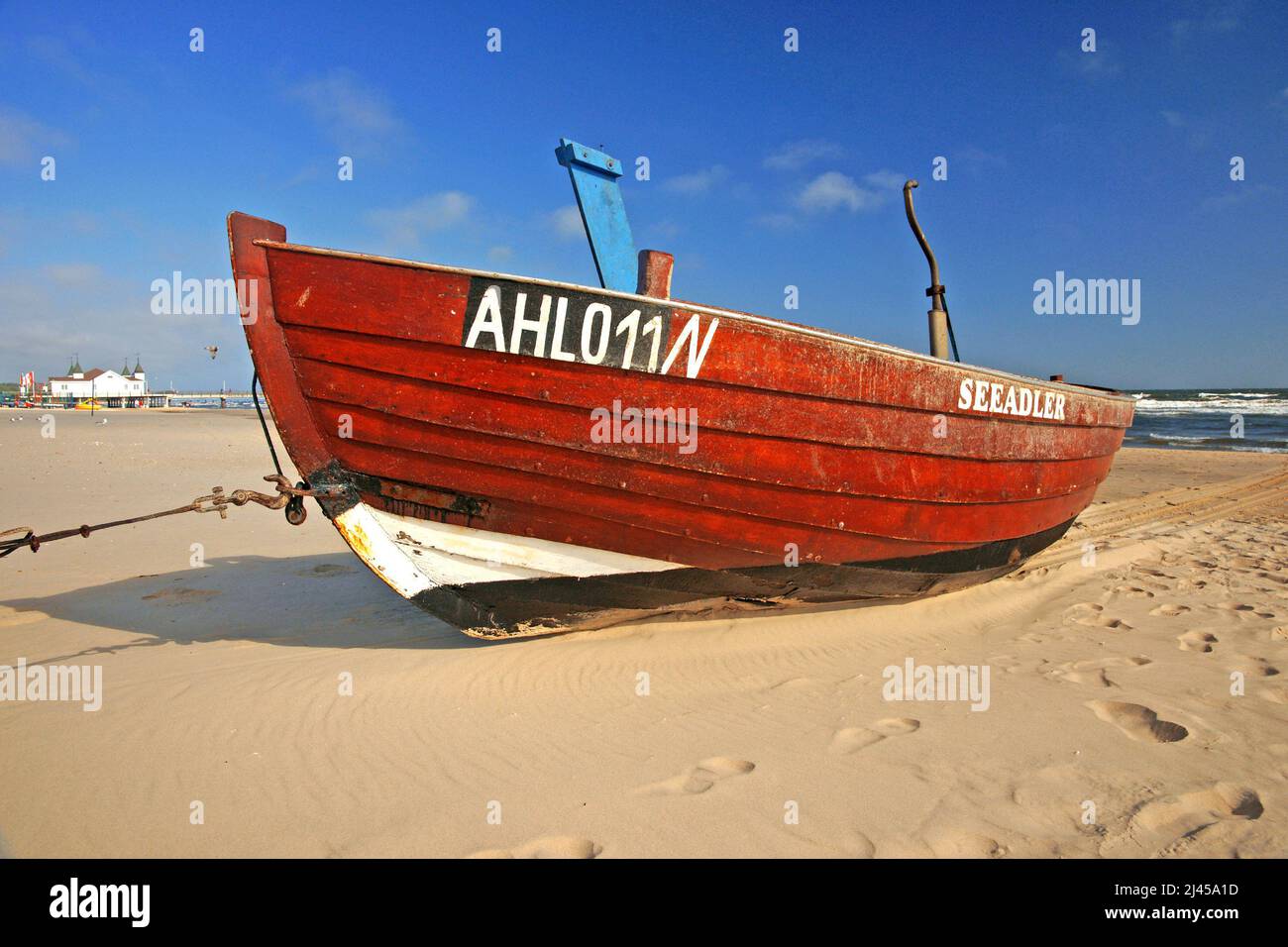 Fischerboot vor der historischen Seebruecke in Ahlbeck auf Usedom, Mecklenburg-Vorpommern Foto Stock