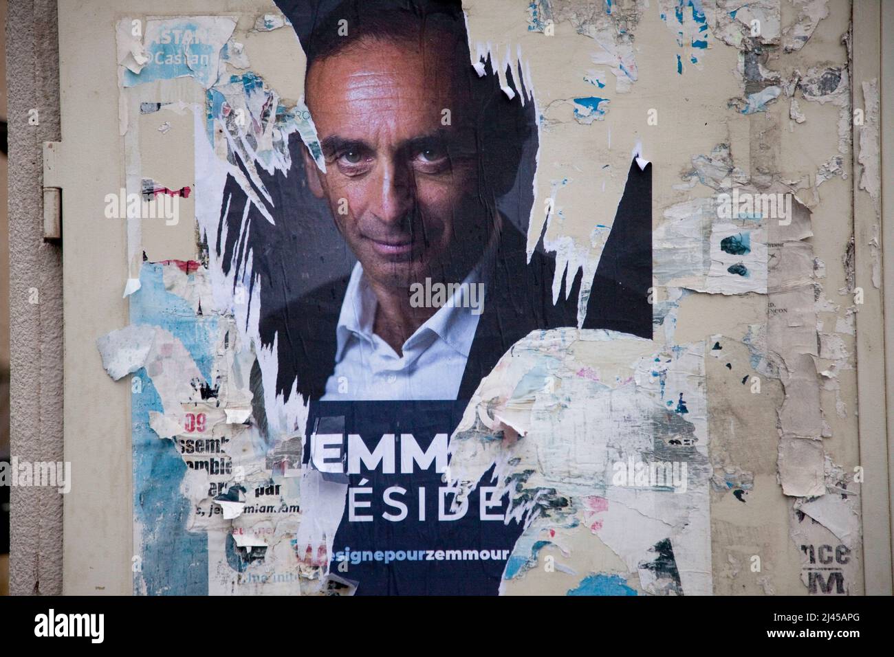 Briancon (Alpi francesi, Francia sud-orientale), il 4 ottobre 2021: Manifesto che rappresenta Eric Zemmour su un muro, con slogan ÒZemmour PresidentÓ. Po lacerato Foto Stock