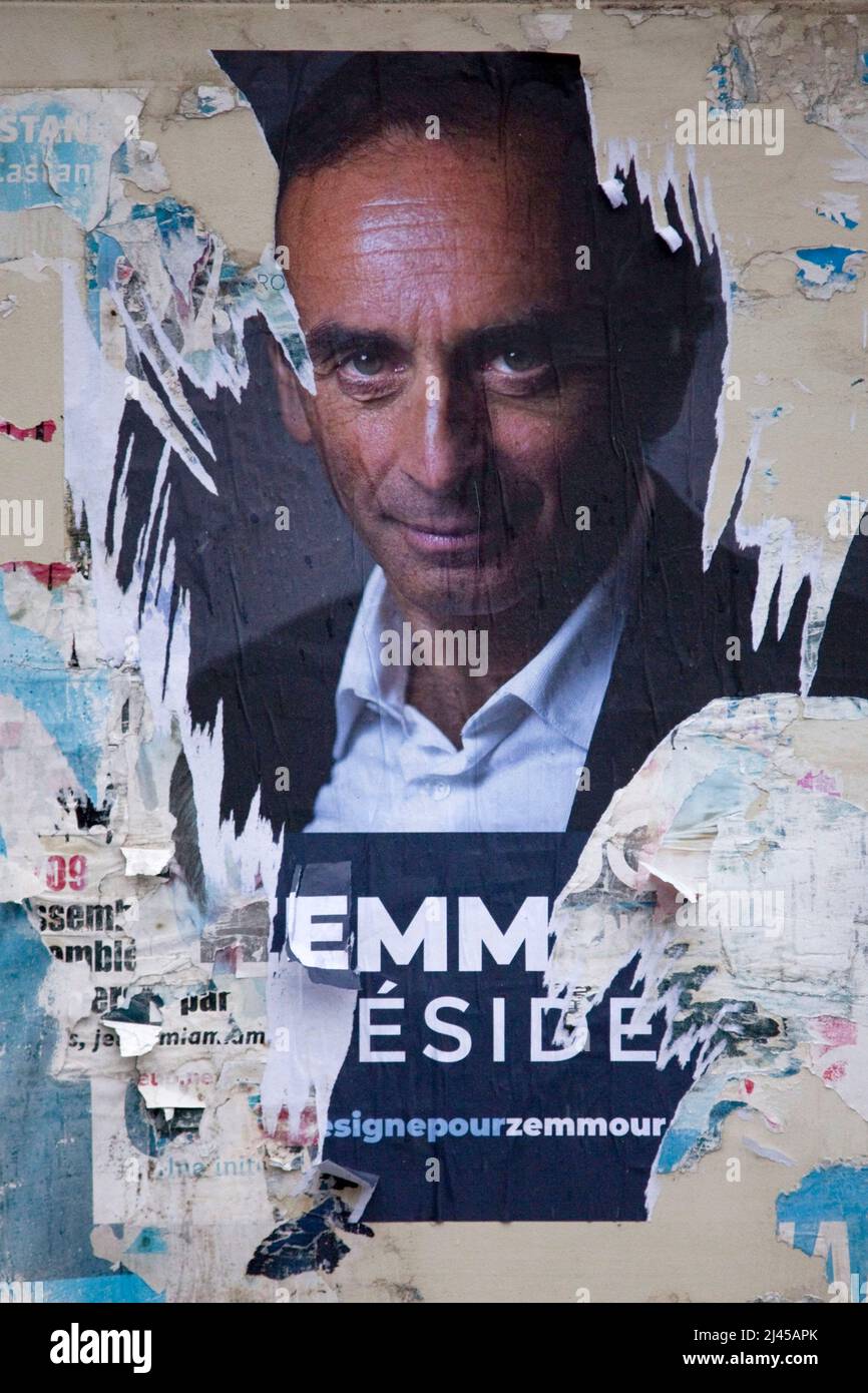 Briancon (Alpi francesi, Francia sud-orientale), il 4 ottobre 2021: Manifesto che rappresenta Eric Zemmour su un muro, con slogan ÒZemmour PresidentÓ. Po lacerato Foto Stock