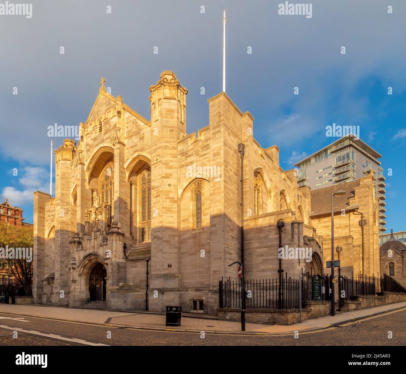 Facciata esterna ovest della Cattedrale di Leeds vista Cookridge Street, Leeds. West Yorkshire. REGNO UNITO Foto Stock