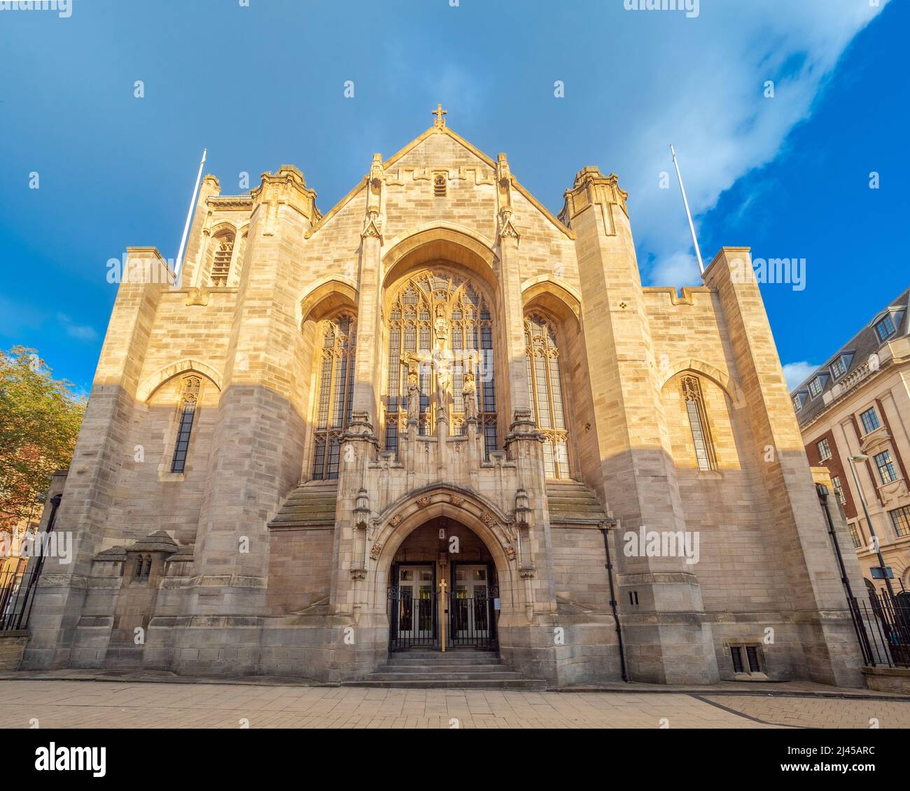 Facciata esterna ovest della Cattedrale di Leeds vista Cookridge Street, Leeds. West Yorkshire. REGNO UNITO Foto Stock