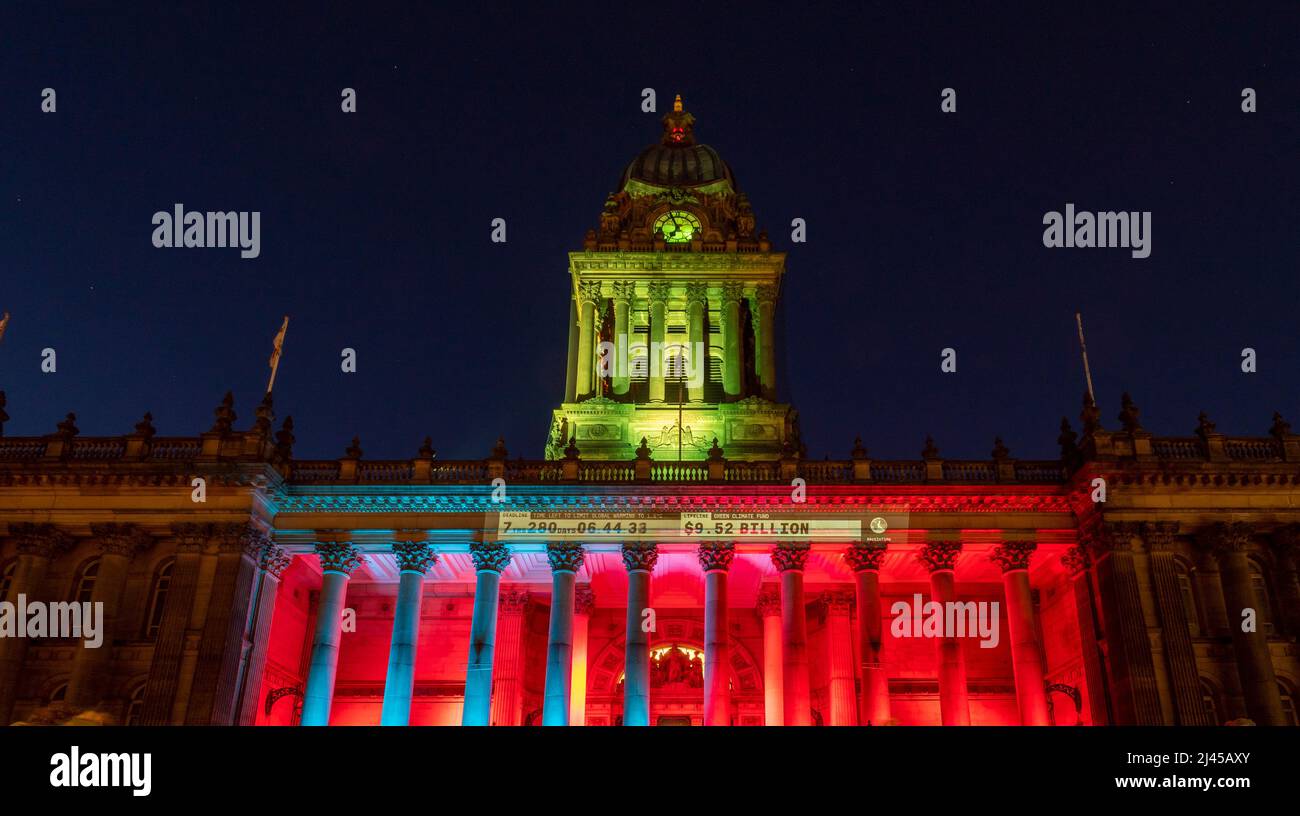 Leeds Town di notte illuminata da un'immagine proiettata, parte della Leeds Light Night 2021. Leeds, West Yorkshire, Regno Unito. Foto Stock