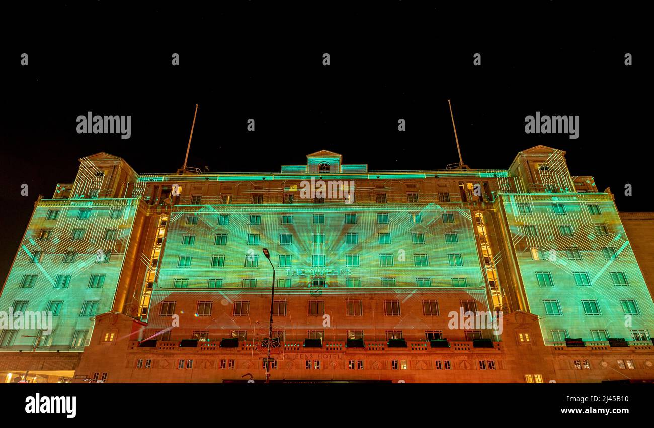Queens Hotel di notte con luce verde proiettata sulla sua facciata esterna, parte della Leeds Light Night 2021. REGNO UNITO Foto Stock