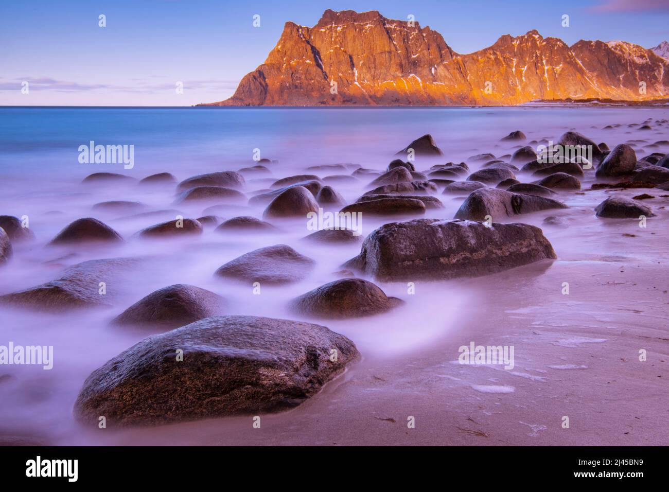 Skandinavien, Lofoten, Strand, Utttakleiv, blaue Stunde, Steine, Felslandschaft, Atlantik, Norwegen, Nordland, Foto Stock