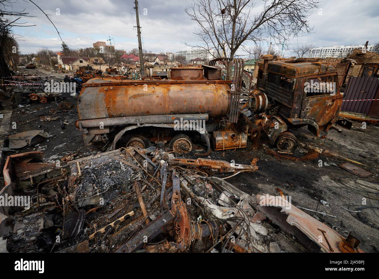 BUCHA, UCRAINA - 04 aprile 2022 - i resti di una colonna armata dell'esercito russo a Bucha, Ucraina, il 09 aprile 2022 dopo essere stati attaccati dall'ucraino Foto Stock