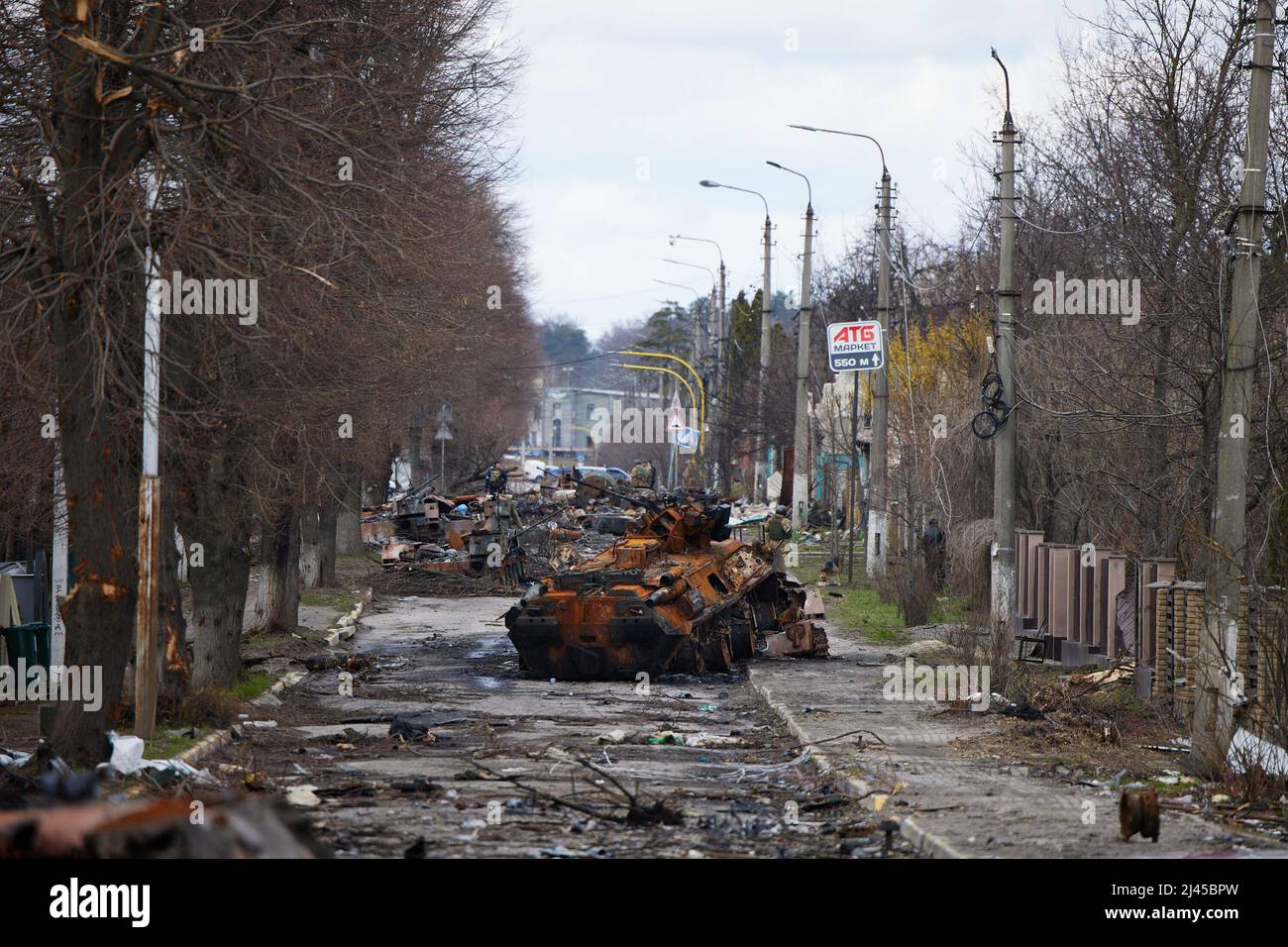 BUCHA, UCRAINA - 04 aprile 2022 - i resti di una colonna armata dell'esercito russo a Bucha, Ucraina, il 09 aprile 2022 dopo essere stati attaccati dall'ucraino Foto Stock
