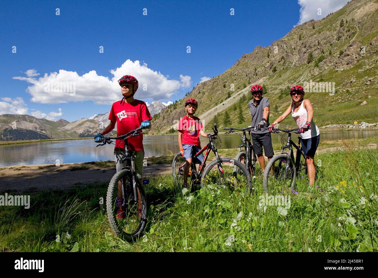 Montgenevre (Alpi francesi, Francia sud-orientale): Giro in bicicletta, mountain bike per famiglie nella parte alta della stazione sciistica Foto Stock