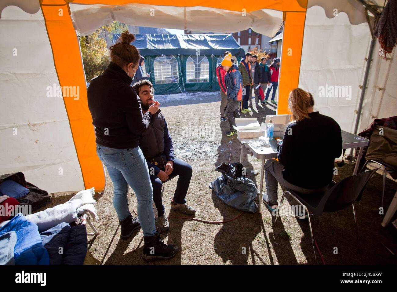 Briancon (Alpi francesi, Francia sud-orientale), 5 novembre 2021: Test antigenici da parte di un infermiere di “Medecins du monde” (o Medici del mondo) prima di un Foto Stock