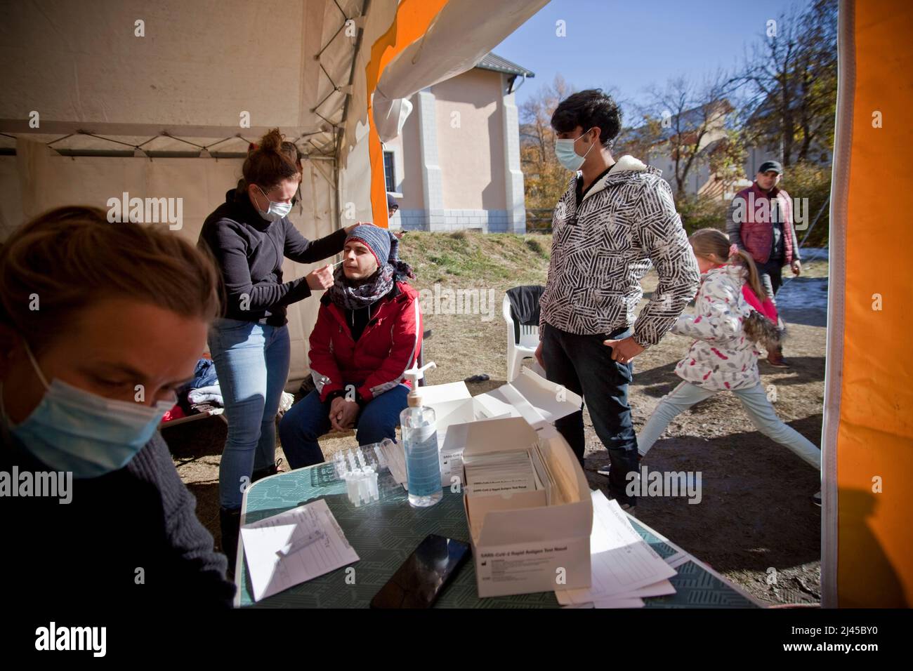Briancon (Alpi francesi, Francia sud-orientale), 5 novembre 2021: Test antigenici da parte di un infermiere di “Medecins du monde” (o Medici del mondo) prima di un Foto Stock