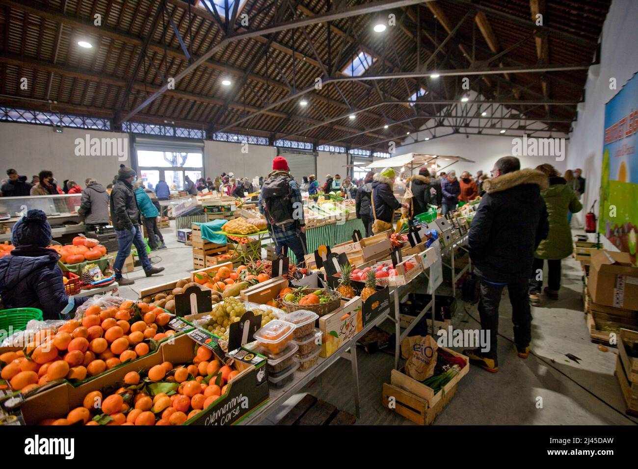Briancon (Alpi francesi, Francia sud-orientale), 22 dicembre 2021: Inaugurazione del mercato coperto, il primo delle Alpi francesi meridionali. Atmosfera Foto Stock