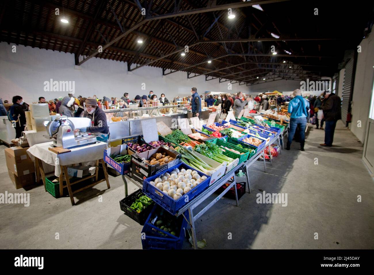 Briancon (Alpi francesi, Francia sud-orientale), 22 dicembre 2021: Inaugurazione del mercato coperto, il primo delle Alpi francesi meridionali. Atmosfera Foto Stock