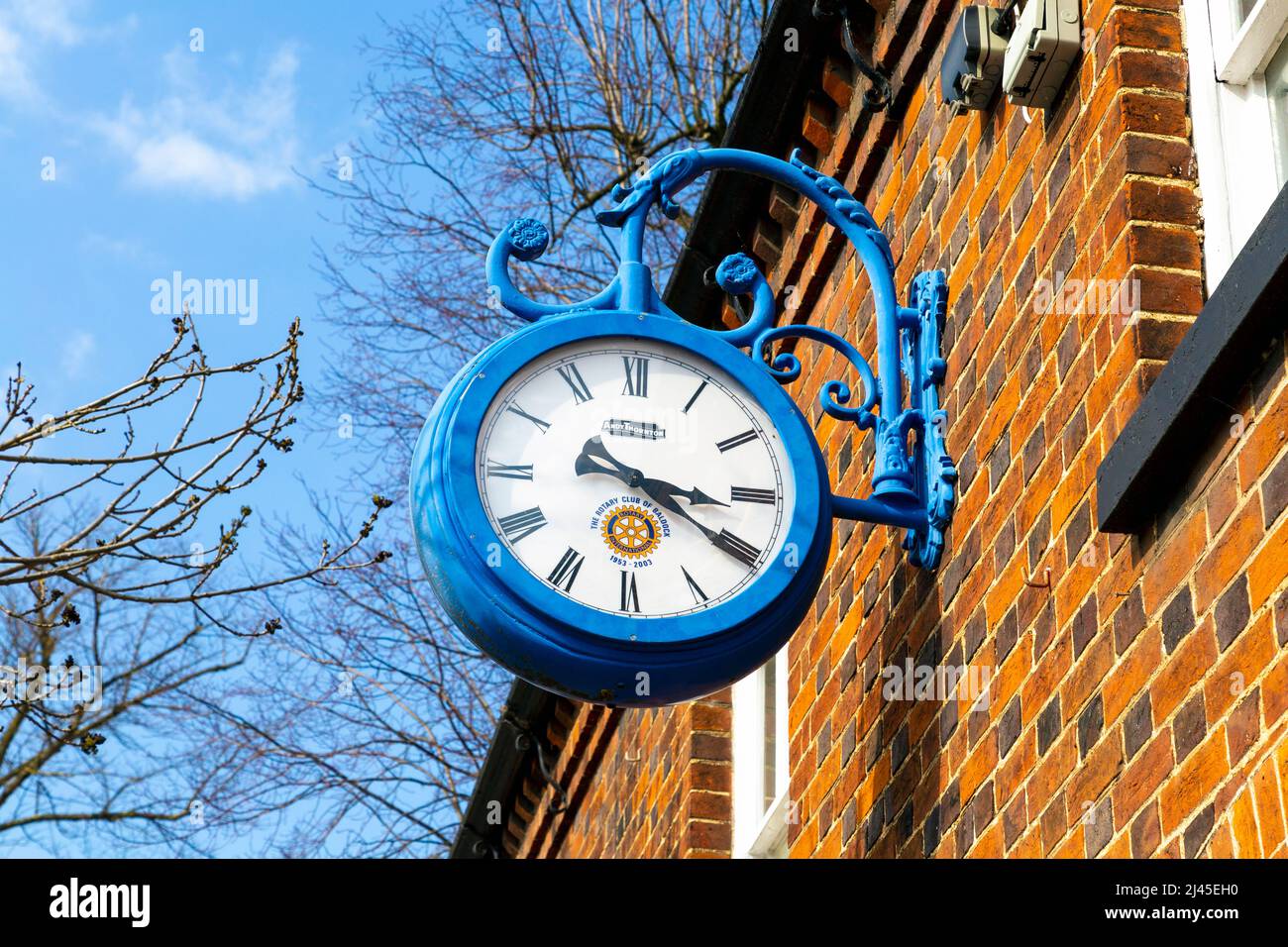 Orologio blu regalato dal Rotary Club in celebrazione dei 50 anni del loro servizio nella comunità Baldock, Hertfordshire, Regno Unito Foto Stock