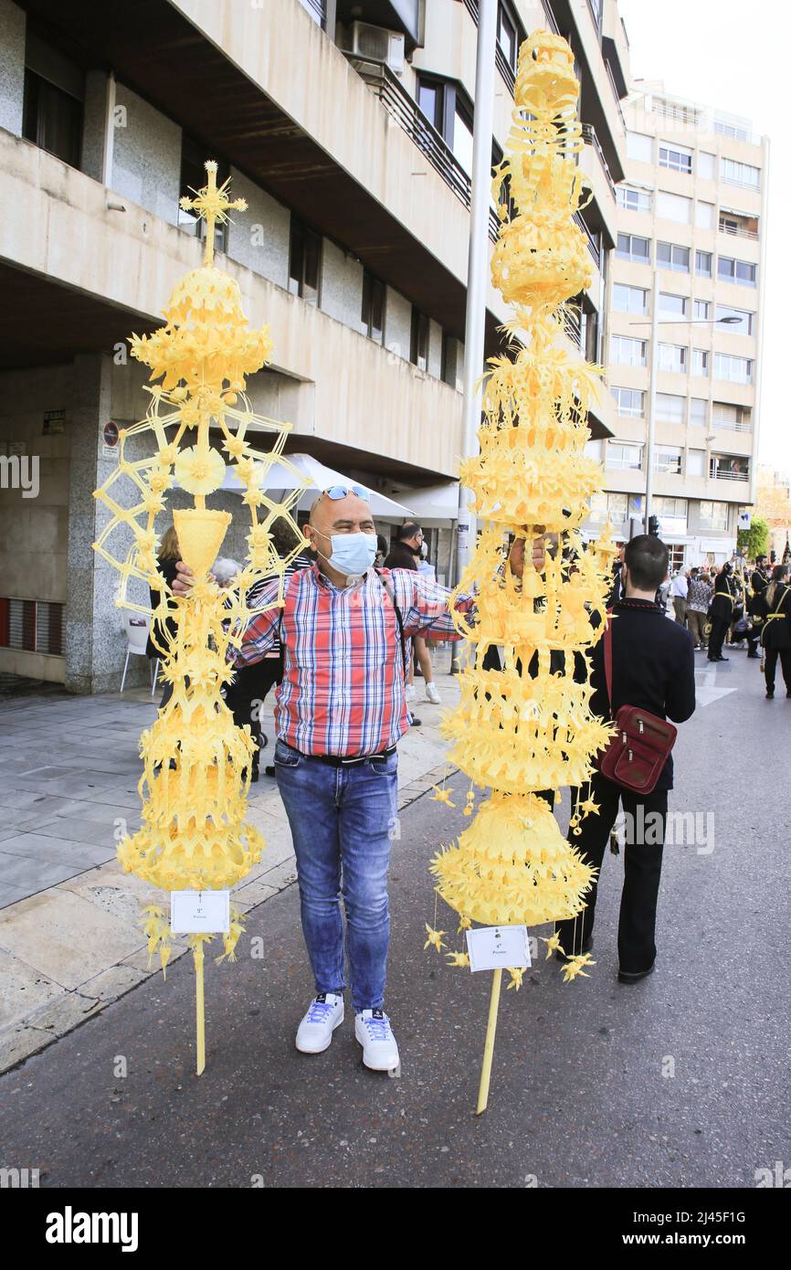 Elche, Alicante, Spagna - 10 aprile 2022: Persone con palme bianche per la Domenica delle Palme della settimana Santa di Elche Foto Stock