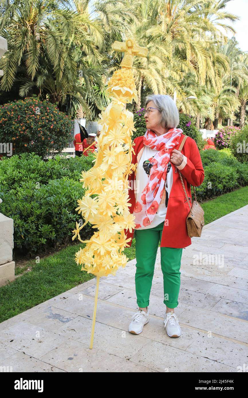 Elche, Alicante, Spagna - 10 aprile 2022: Persone con palme bianche per la Domenica delle Palme della settimana Santa di Elche Foto Stock