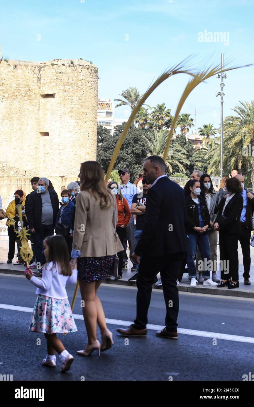 Elche, Alicante, Spagna - 10 aprile 2022: Persone con palme bianche per la Domenica delle Palme della settimana Santa di Elche Foto Stock