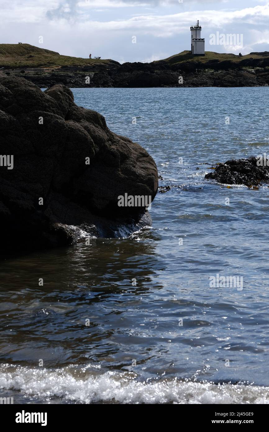 Elie Fife Scozia un villaggio turistico costiero, la marea è fuori e la gente del posto e turisti godere di una passeggiata sulla spiaggia. Cielo blu nei primi giorni di primavera. Foto Stock