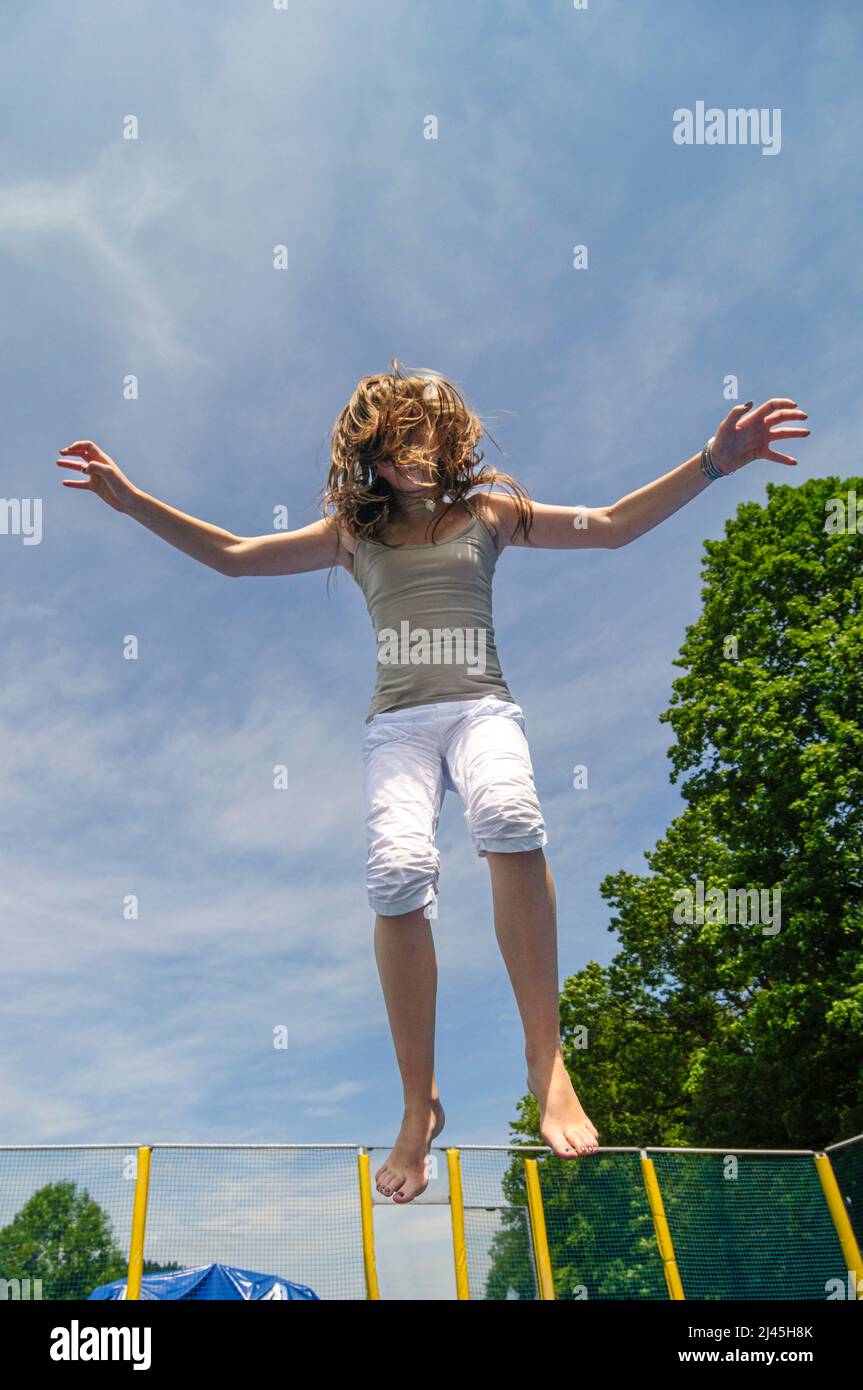 Divertimento sul trampolino - treni agilità, competenze di coordinamento, balnace sensazione e molto di più ... Foto Stock