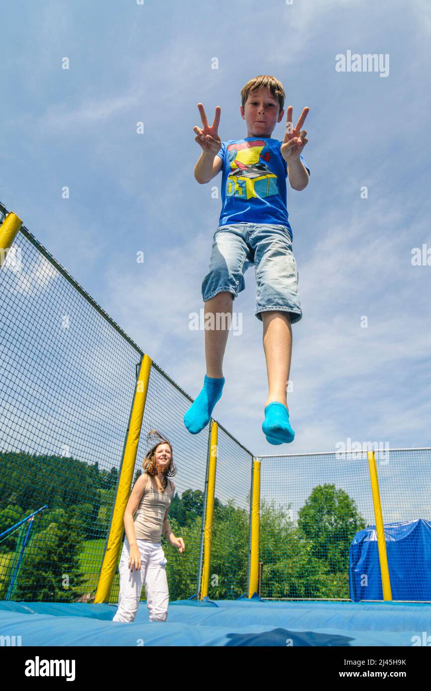 Divertimento sul trampolino - treni agilità, competenze di coordinamento, balnace sensazione e molto di più ... Foto Stock
