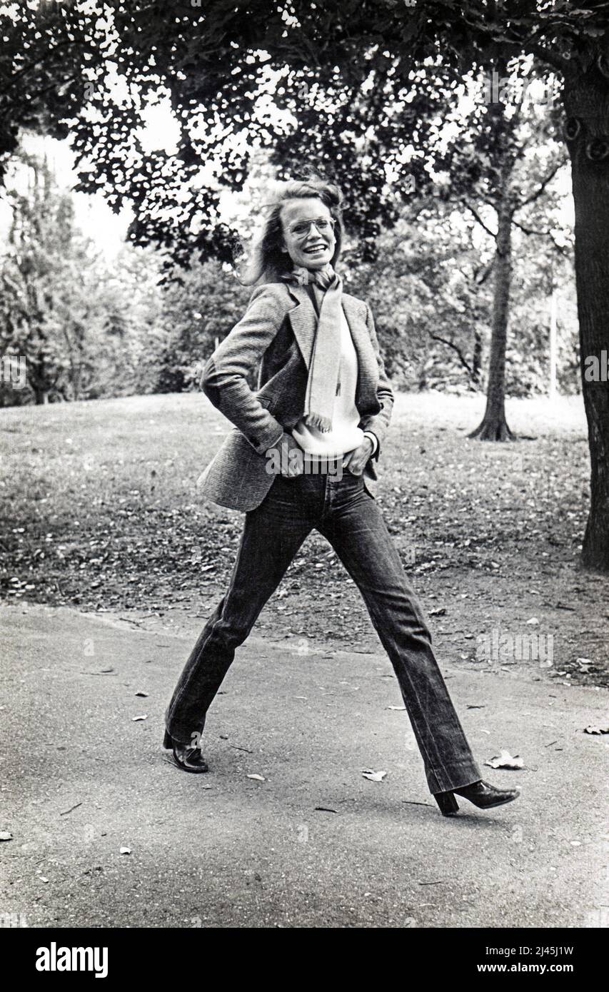 Una foto del 1979 dell'attrice del modello Shelley Hack che emula il suo commercio per Revlon come la ragazza di Charlie. In Central Park, Manhattan, New York City. Foto Stock