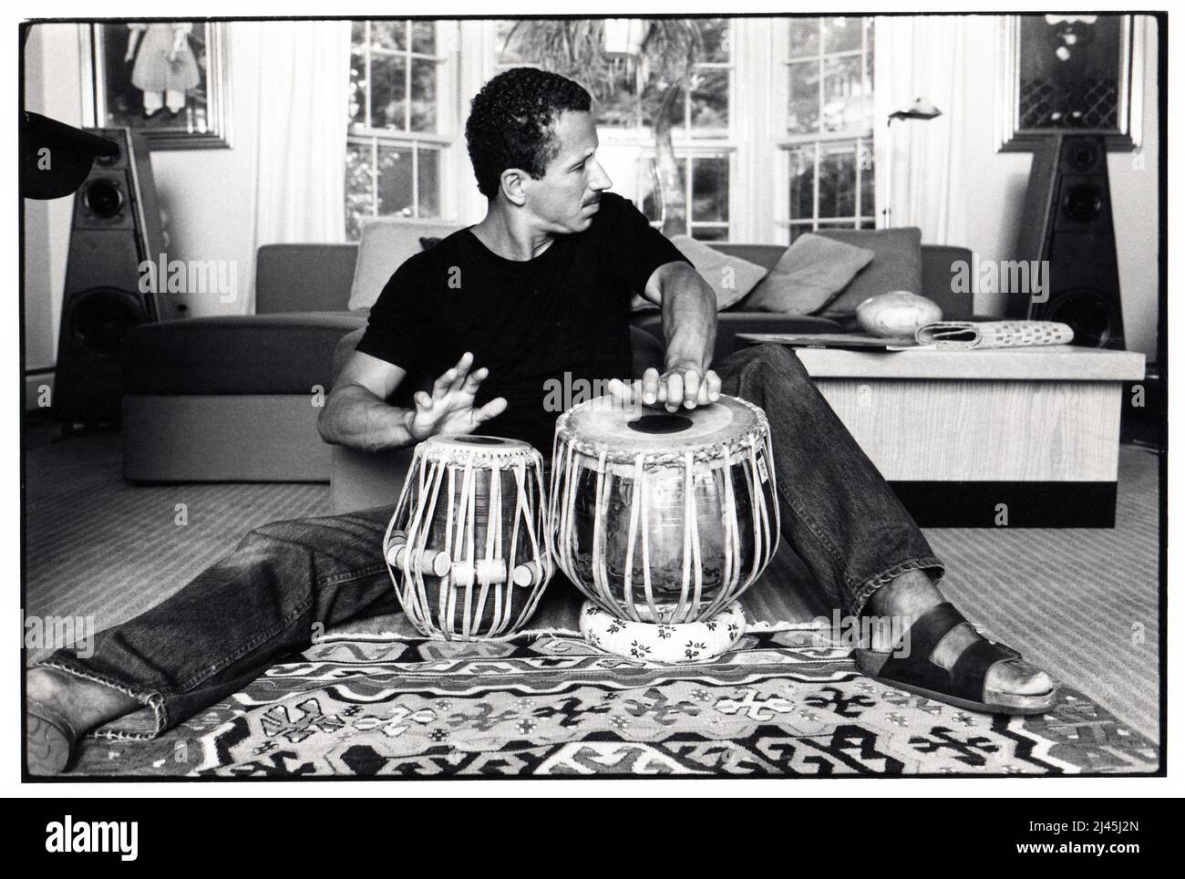 Un ritratto della leggenda jazz Keith Jarrett che suona la batteria di tabla nella sua casa nella Pennsylvania rurale nel 1983. Foto Stock