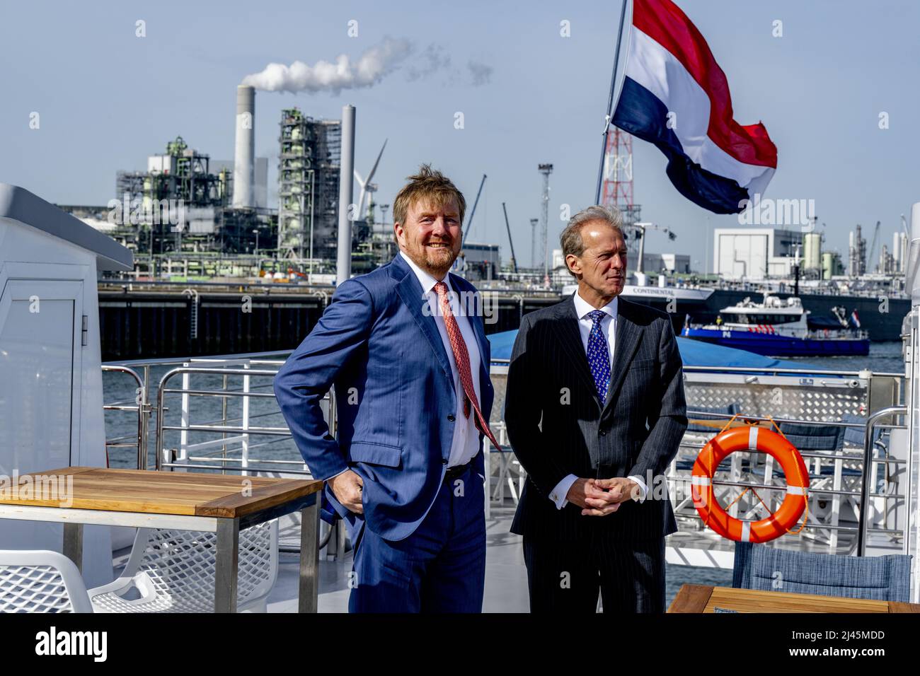 Rotterdam, Paesi Bassi. 12th Apr 2022. 2022-04-12 11:02:25 ROTTERDAM - re Willem-Alexander a bordo del Z8 durante una visita al porto di Rotterdam. Il tema della visita è stato la transizione energetica nel porto, il ruolo delle ambizioni di Maasvlakte e idrogeno. ANP POOL ROBIN UTRECHT netherlands out - belgium out Credit: ANP/Alamy Live News Foto Stock