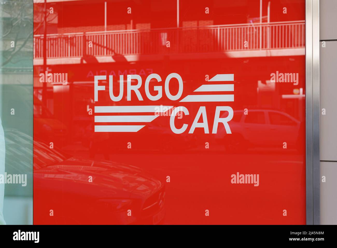 VALENCIA, SPAGNA - 07 APRILE 2022: Furgo Car è una società di noleggio auto a Valencia Foto Stock