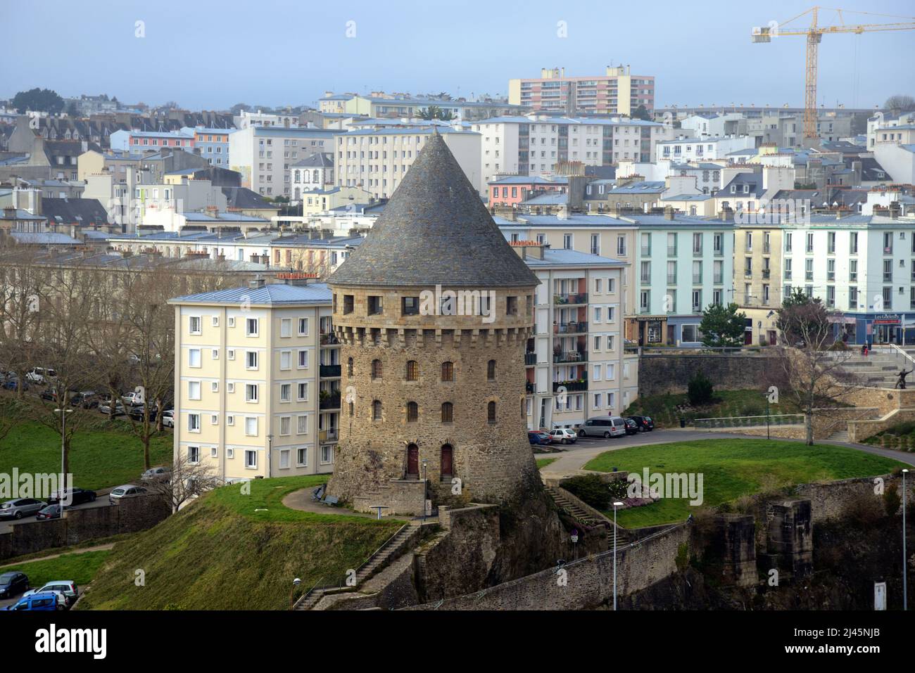 Paesaggio cittadino, paesaggio urbano o vista sulla Torre medievale, Tour Tanguy o Torre Tanguy & edifici modernisti & Skyline a Brest Bretagna Francia Foto Stock