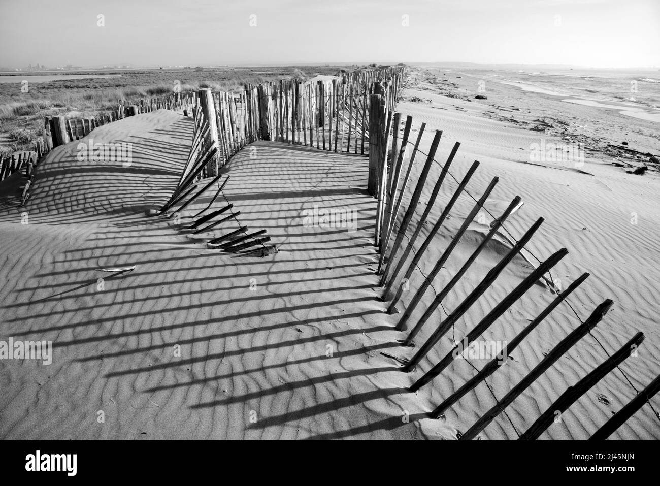 Recinzioni di legno limitare l'accesso a & erosione costiera delle dune di sabbia a Napoleon Beach, o Plage Napoleon, Port St Louis du Rhône Camargue Provenza Francia Foto Stock
