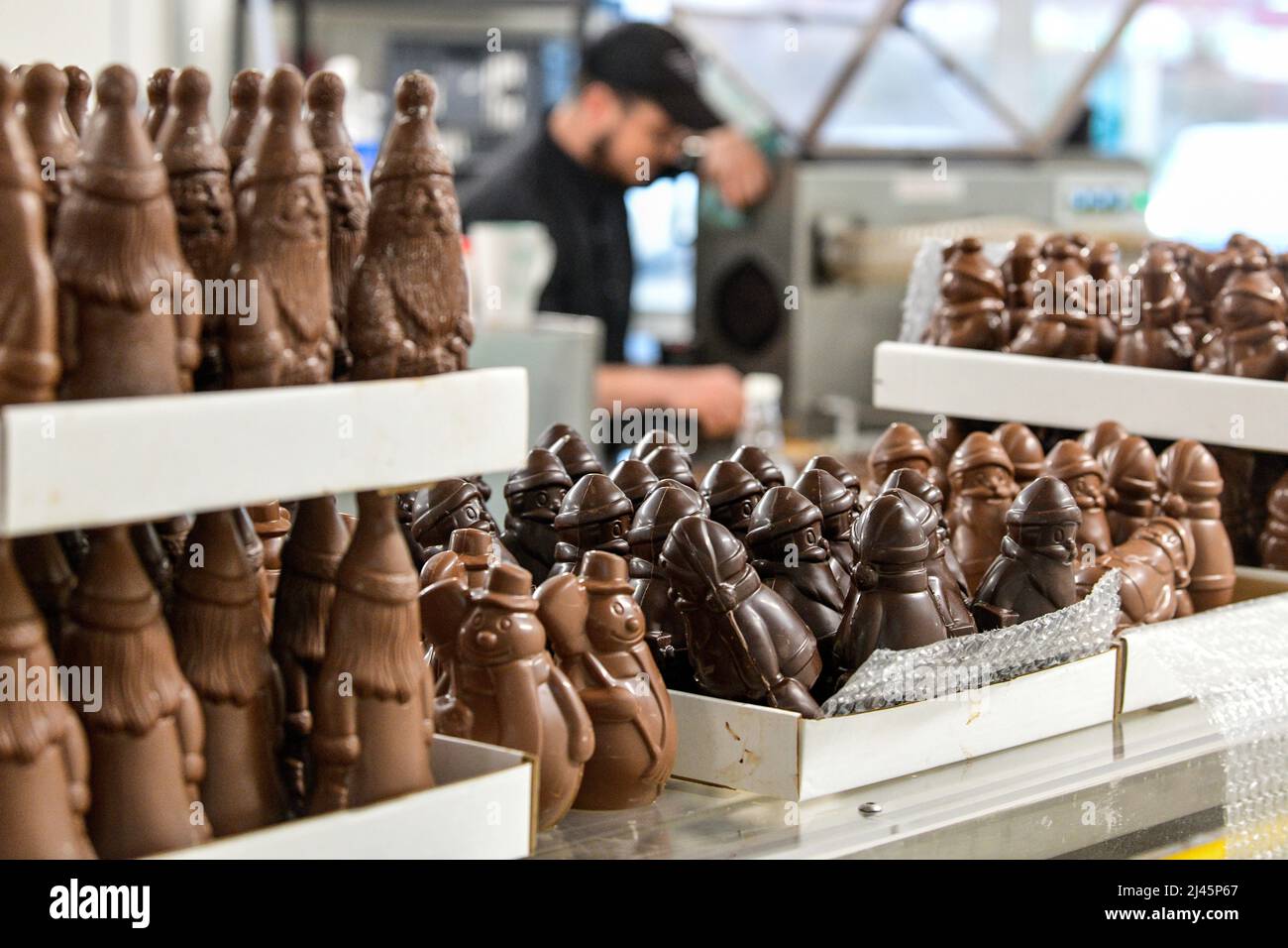 Fabbrica di cioccolato Hautot a Auzebosc (Francia settentrionale). Produzione di cioccolatini per la stagione festiva Foto Stock