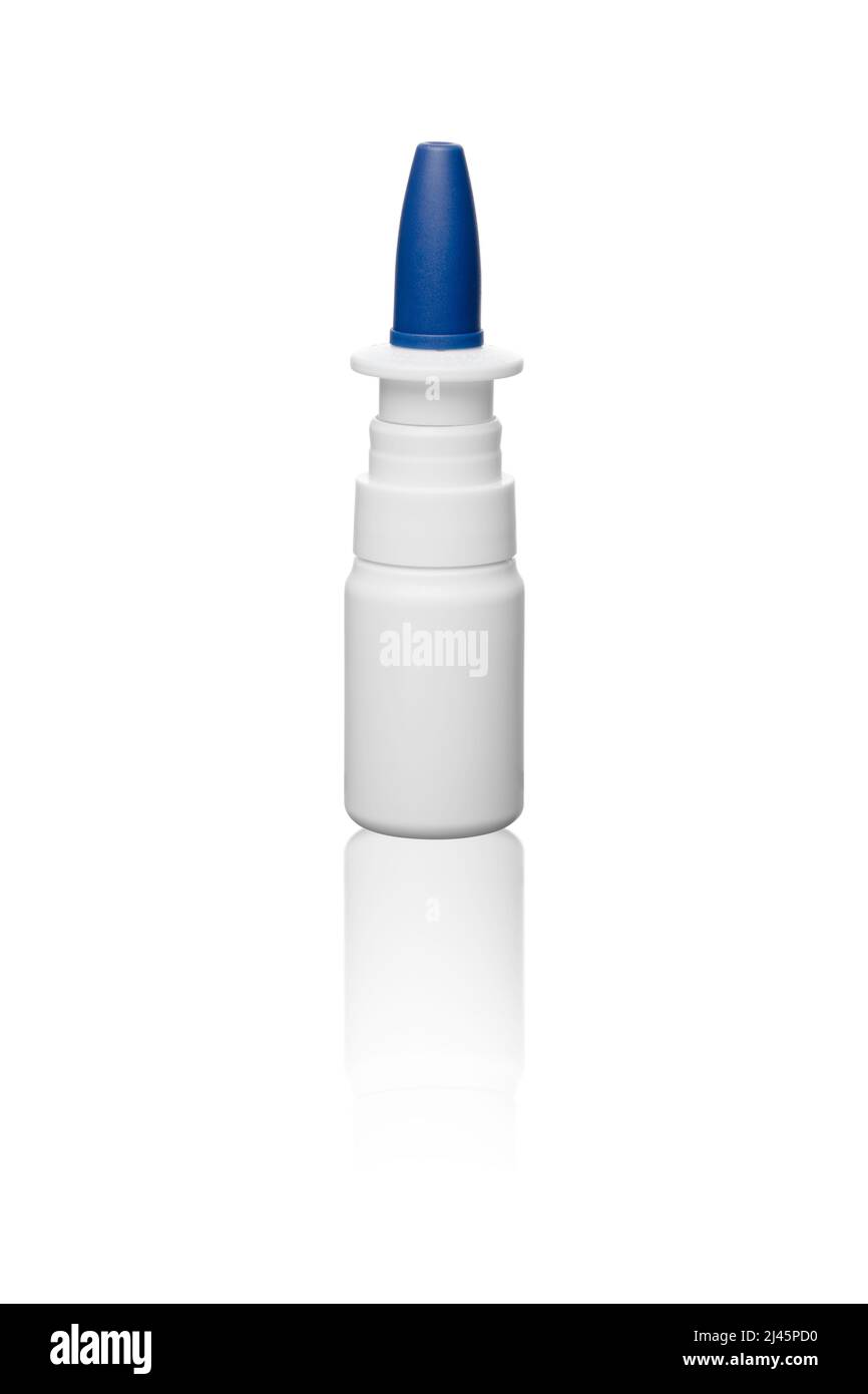 Flacone in plastica spray nasale con tappo blu e riflesso isolato su sfondo bianco. Mockup di imballaggio farmaceutico Foto Stock