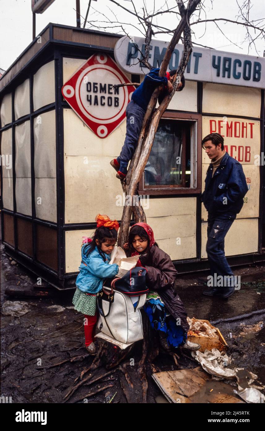 Bambini zingari che mangiano cibo scartato per strada, Mosca, maggio 1990 Foto Stock