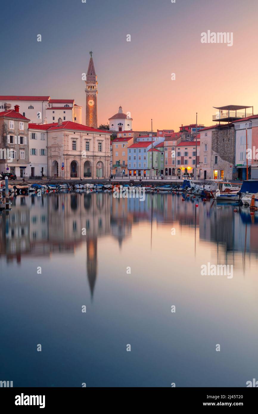 Piran, Slovenia. Immagine del paesaggio urbano della splendida Pirano, Slovenia all'alba di primavera. Foto Stock