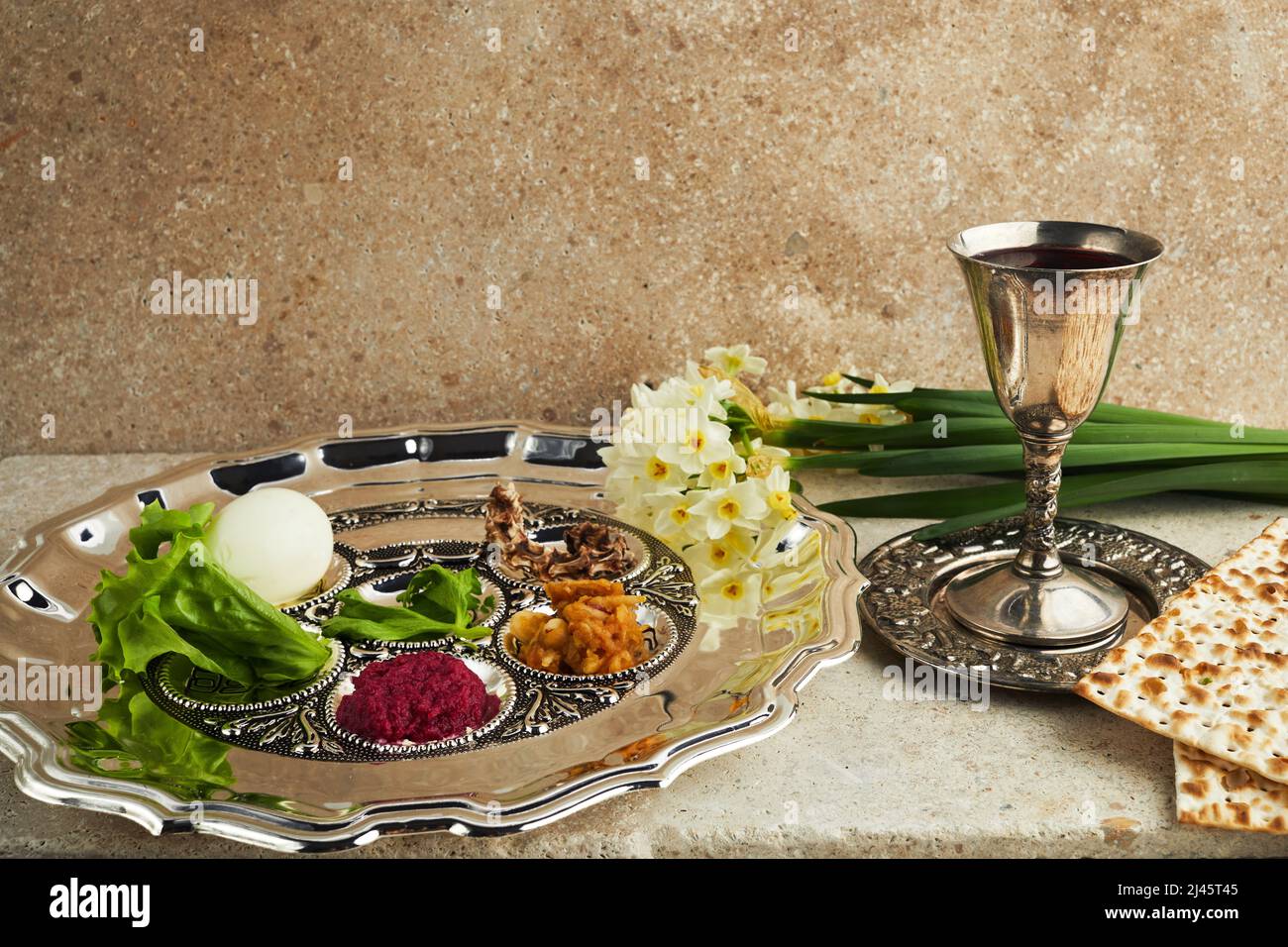 Passover Seder Plate con il tradizionale cibo in pietra di travertino sfondo Foto Stock