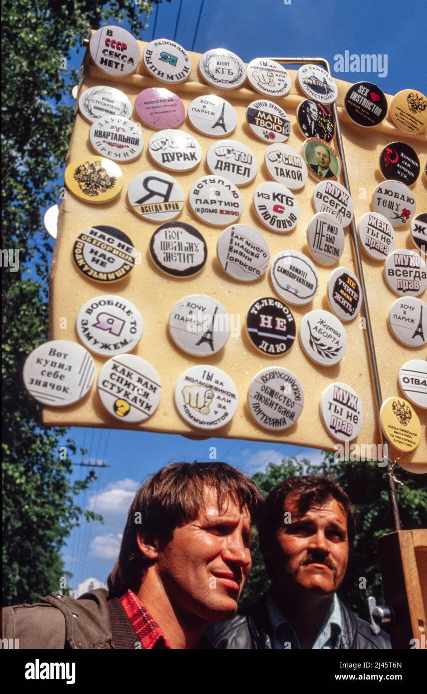 Badge in vendita presso un mercato delle pulci a Mosca, maggio 1990. Foto Stock