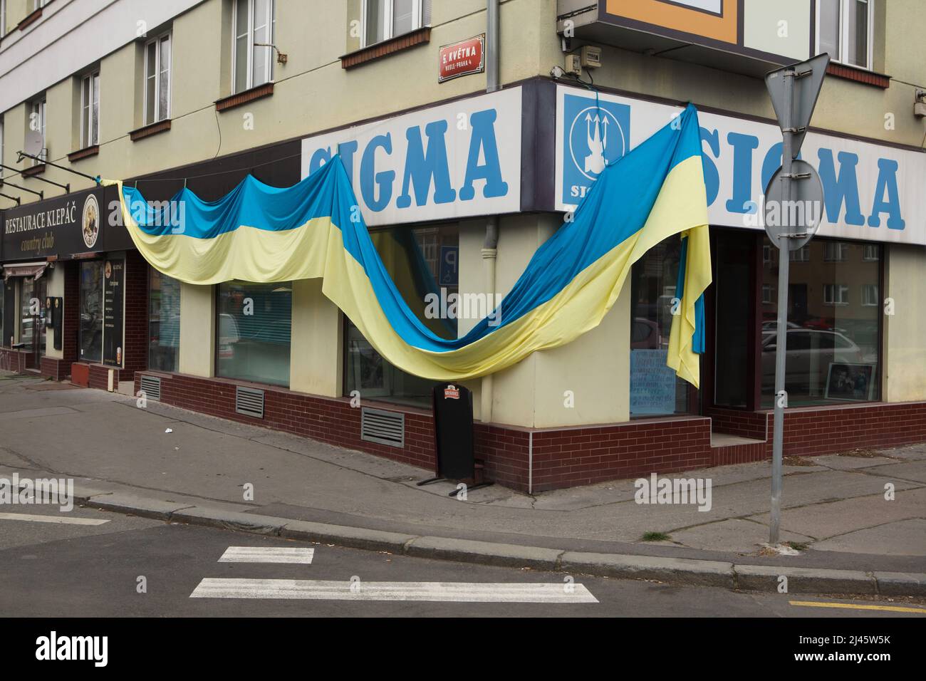 Bandiera nazionale Ucraina posta sul Sigma Store nel distretto di Pankrác a Praga, Repubblica Ceca, nella foto del 15 marzo 2022. L'enorme bandiera fu appesa per sostenere i rifugiati ucraini nella Repubblica Ceca e per protestare contro l'invasione russa dell'Ucraina nel 2022. Foto Stock