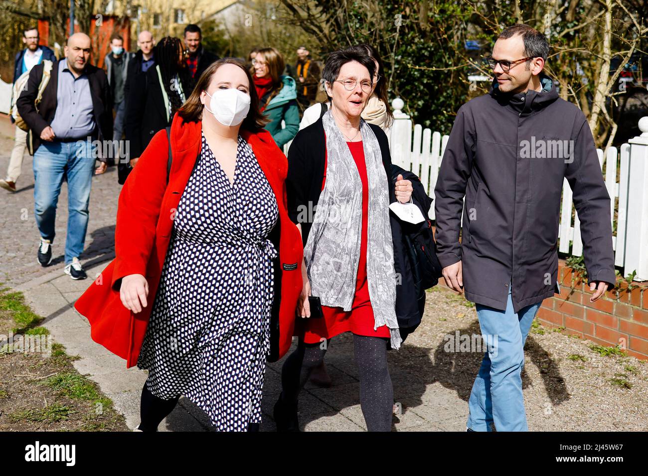 Husum, Germania. 12th Apr 2022. Ricarda Lang (l-r), presidente federale di Bündnis 90/Die Grünen, Monika Heinold, top candidata a Schleswig-Holstein, e Fabian Faller del GP camminano fianco a fianco durante un evento stampa. Credit: Frank Molter/dpa/Alamy Live News Foto Stock