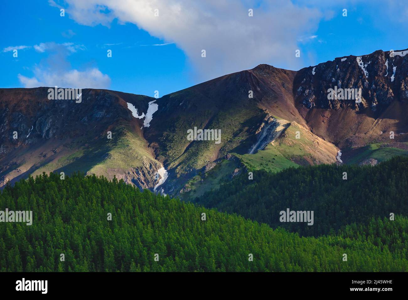 Una catena montuosa impressionante nella steppa Kuray della repubblica Altai, Russia Foto Stock