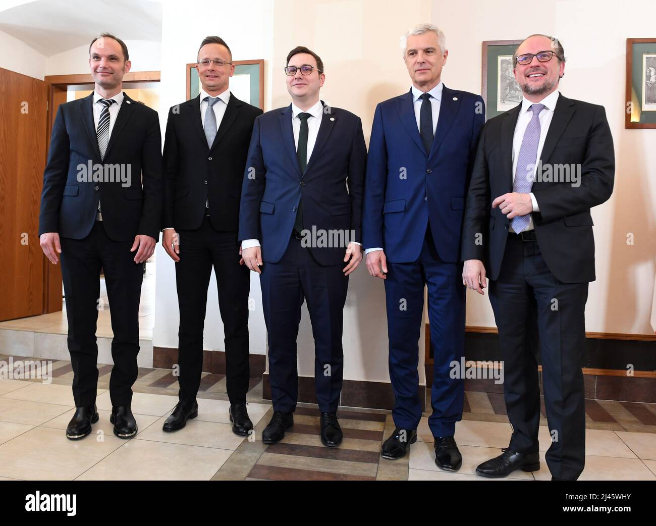 Praga, Repubblica Ceca. 12th Apr 2022. Da sinistra, Anze Logar di Slovenia, Peter Szijjarto di Ungheria, Jan Lipavsky di Repubblica Ceca, Ivan Korcok di Slovacchia e Alexander Schallenberg d'Austria partecipano alla riunione dei ministri degli Esteri del gruppo informale Central 5, nel castello di Stirin vicino a Praga, Repubblica Ceca, 12 aprile 2022. Credit: Katerina Sulova/CTK Photo/Alamy Live News Foto Stock