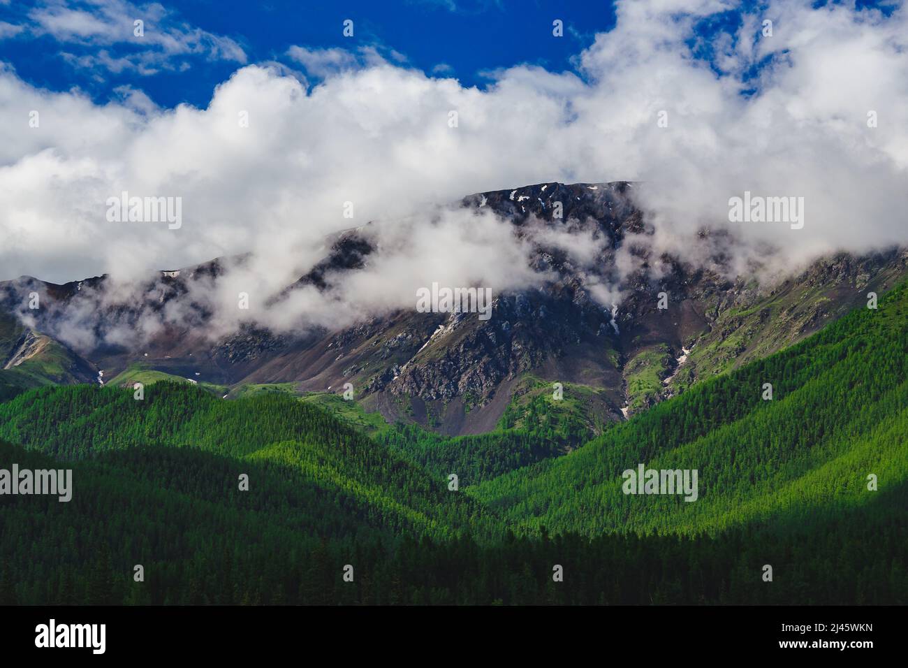 Una catena montuosa impressionante nella steppa Kuray della repubblica Altai, Russia Foto Stock