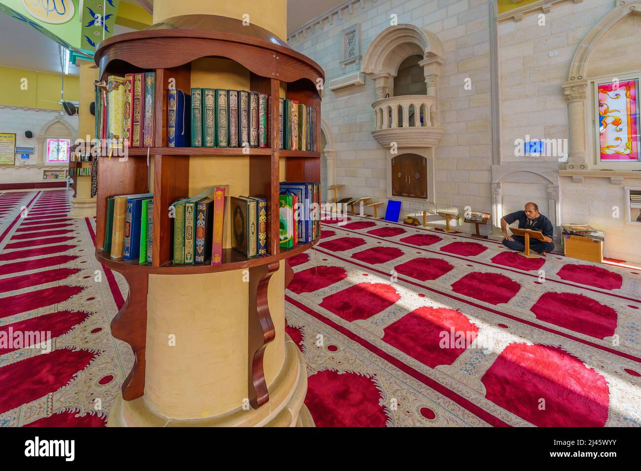 Tayibe, Israele - 09 aprile 2022: Vista della moschea interna di Salah al-DIN, con preghiere del Ramadan, nell'antico centro di Tayibe, una città araba musulmana i Foto Stock