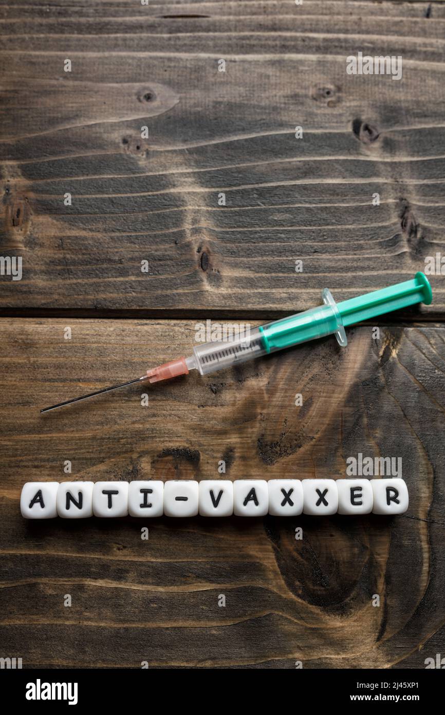 Virus Corona testo del vaccino Covid-19 su sfondo di legno Foto Stock