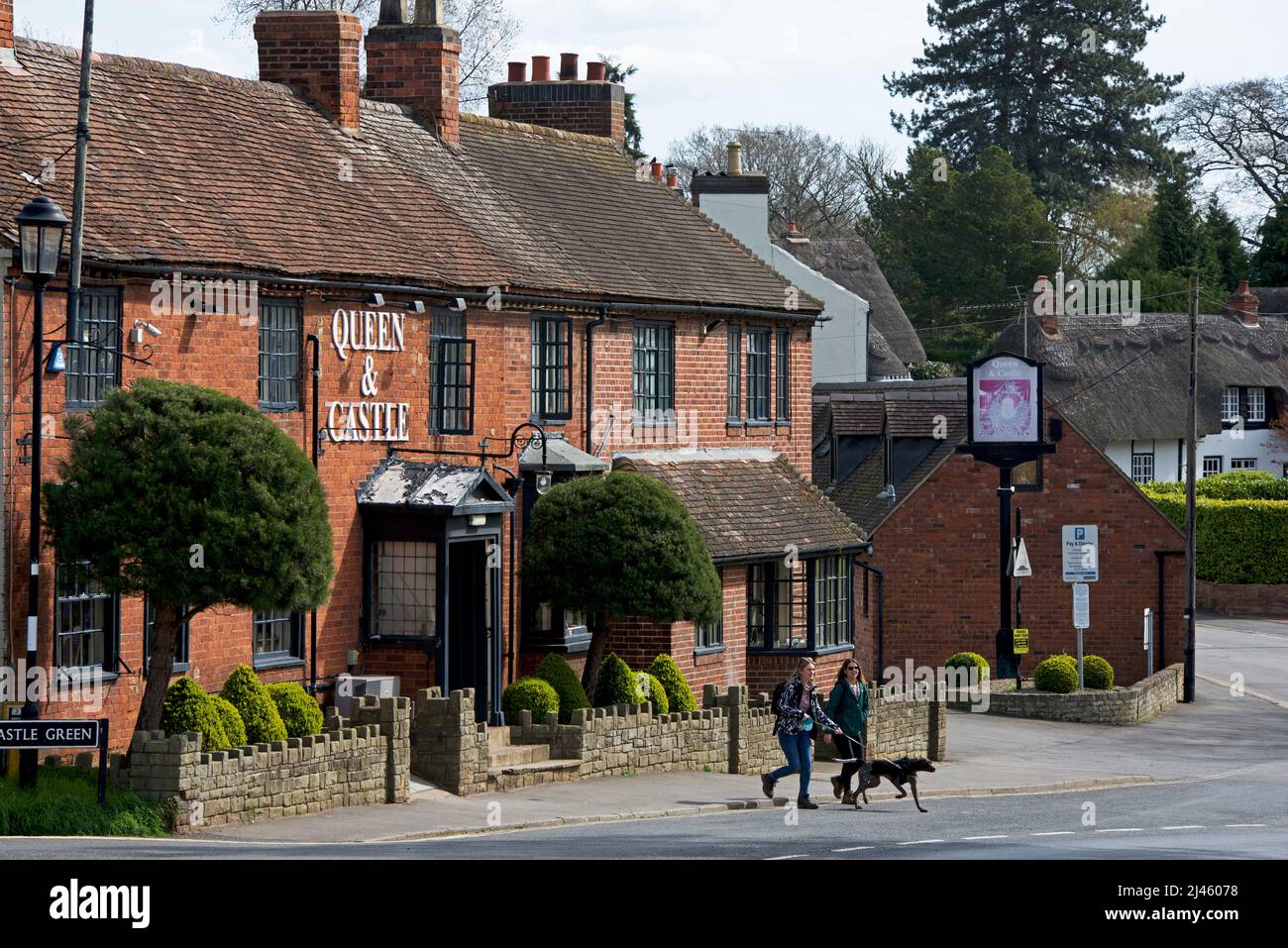 The Queen & Castle pub on Castle Green a Kenilworth, Warwickshire, Inghilterra Regno Unito Foto Stock